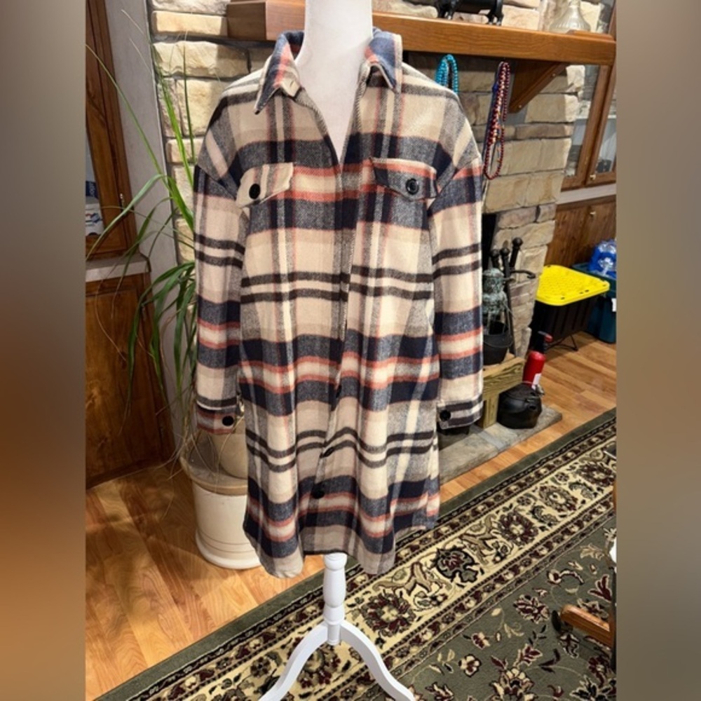 PRETTY GARDEN SIZE LARGE BEIGE & NAVY BLUE MULTICOLORED PLAID SHACKET W/POCKETS